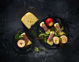 Jarlsberg® grillé au barbecue, enveloppé dans du jambon de Parme