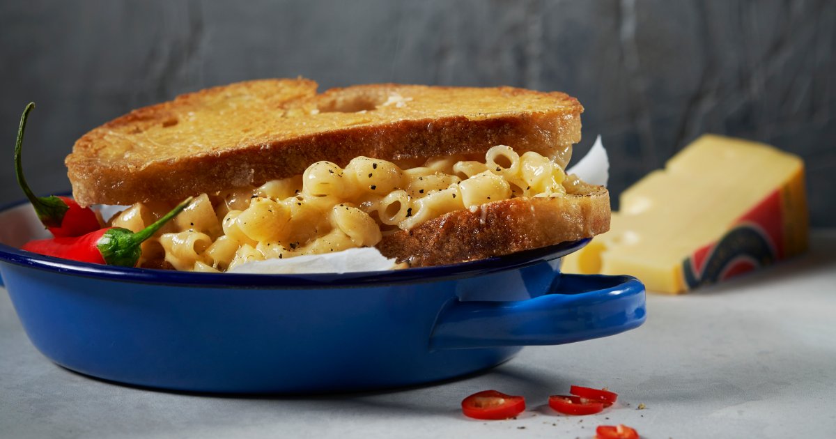 The Messy Mac’n Cheese Sandwich with Jarlsberg® - Jarlsberg