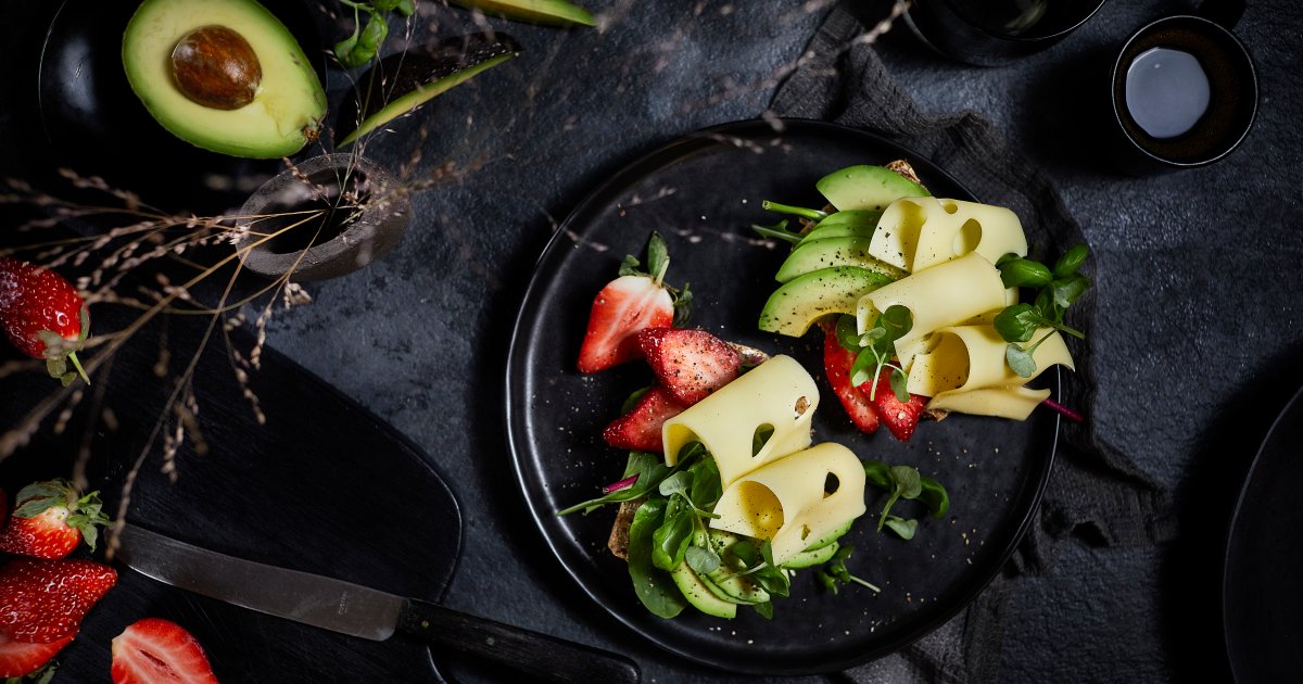 Rye bread with Jarlsberg® and strawberries - Jarlsberg