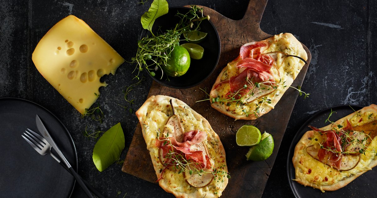 White pizza with Jarlsberg® and pears - Jarlsberg